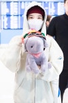 더쿠 - 5년 만에 고향에 간 아이유 코끼리 인형 태방이🐘