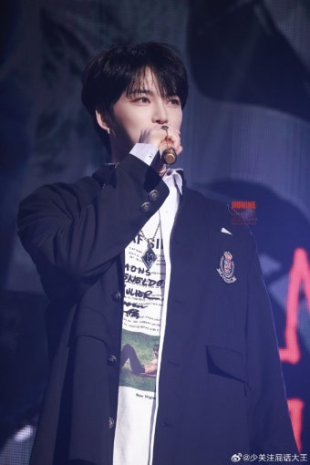 더쿠 - 어제오늘 콘서트한 김재중 최근 얼굴 상태.jpg + 허그, 미로틱, 인사 무대