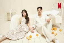 더쿠 - <넷플릭스> 귤보다 상큼한 애순, 귤보다 스윗한 관식🍊 아이유 x 박보검 커플 화보