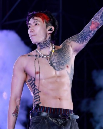 더쿠 - 목에 new 타투 새겨온 박재범 보고 탈룰라 시전한 팬들