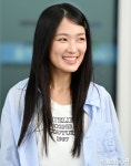 더쿠 - 오늘자 런던으로 출국하는 김혜윤.jpg