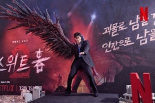 더쿠 - 오늘 스위트홈 시즌2 팝업 방문해서 사진찍고 간 송강
