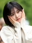더쿠 - 오늘자 아이브 안유진 뮤직뱅크 출근길 기사사진.jpg