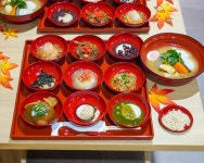 더쿠 - 갓만든 떡을 종류별로 먹을수있는 일본의 떡 세트 메뉴