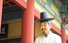더쿠 - 혈육 수염기른다고하는데 탐관오리 사또 옆에있는 개쪼잔한 이방처럼 나서 잘때 밀어버리고싶음
