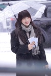 더쿠 - 눈 오는 날 풀뱅 장착에 겨울 감성 가득해서 반응 좋은 레드벨벳 조이 출근길.jpg
