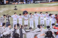 더쿠 - 짹에 피티타임 어깨동무 사진 보고 마음좋아~하는데