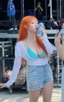 더쿠 - [아이돌] 오늘자 시그니처 지원 과감한 의상.jpg