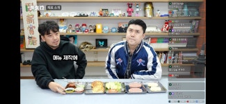 더쿠 - 다 품절돼서 당사자가 직접 만들어주는 나폴리 맛피아 롯데리아 버거.jpg