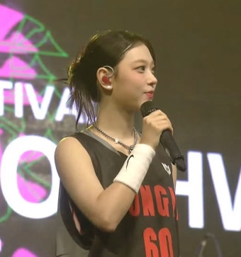 더쿠 - 오늘자 대학축제 뉴진스 해린
