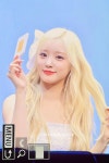 더쿠 - 금발하고 리즈 찍는 중인 라잇썸 히나 헤어스타일.jpg
