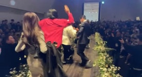 더쿠 - 결혼식 사회:신동엽 주례:하지원 축가:이효리 드레스이모님:장도연 그리고... 조혜련