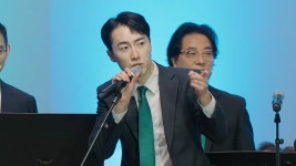 더쿠 - 약대생들 등록금 두 배 내라는 올해 이화여대 남성교수중창단 입학식 공연(알럽마바디, 퀸카, 겟어기타)