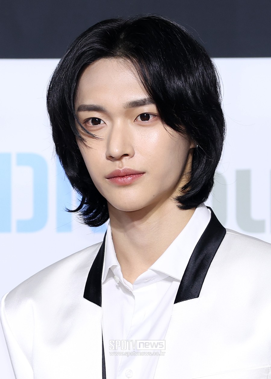 배우 원빈, 동료 김새론 추모하며 빈소 찾아 마지막 인사 - 화환 전하며 침통한 표정으로 고인 추모