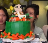 더쿠 - 좀..남다른거같은 뉴진스 해린 생일 케이크 디자인.jpg