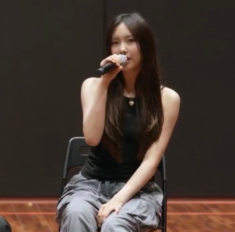 더쿠 - 뉴진스 팬미팅 비하인드 자컨 보는데 혜인도 완전 직각어깨다