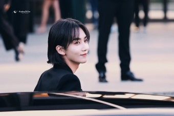 더쿠 - 베를린 생로랑 패션쇼 참석한 세븐틴 정한 사진 모음