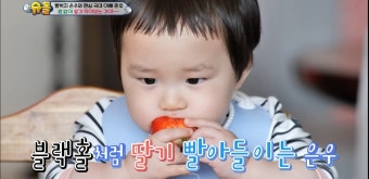 더쿠 - 애기토끼 장원영의 대를 잇는 딸기 먹방