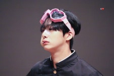 더쿠 - 온갖 팬싸템(가쿠란+반창고+막대사탕+하트고글) 한꺼번에 쓰고 반응 좋은 아이돌.jpg