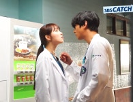전체 게시판 - 엥 근데 저번에 스틸뜬거 같은 착장인줄 알았는데 다른날인가보네