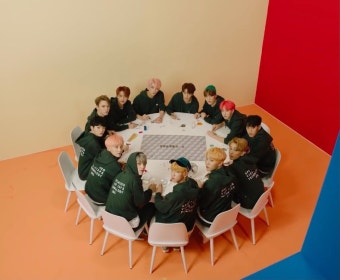 회사 컨셉 좋아 박수 뮤비도 생각나고 - 세븐틴(SEVENTEEN) 카테고리