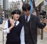더쿠 - 성호가 준성이 손가락 달랑달랑 잡고댕기는구 귀엽네