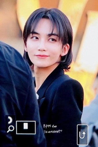 더쿠 - 베를린 생로랑 패션쇼 참석한 세븐틴 정한 사진 모음