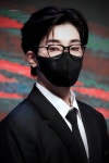 더쿠 - 갠적으로 원우 뿔테안경 레전드는 이날인것같아