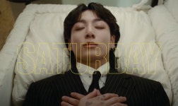 더쿠 - 나는 연하남이 이렇게 날 사랑한다고 쫓아다니면 설렌다vs킹받는다vs신고한다 (킹받는 연하남 그자체인 정국 솔로 뮤비 킹받는 줄거리)