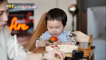더쿠 - 애기토끼 장원영의 대를 잇는 딸기 먹방