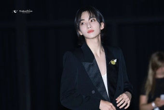 더쿠 - 베를린 생로랑 패션쇼 참석한 세븐틴 정한 사진 모음