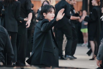 더쿠 - 베를린 생로랑 패션쇼 참석한 세븐틴 정한 사진 모음