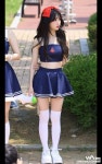 더쿠 - 키 148로 안보이는 현직 여돌 최단신 비율.jpg