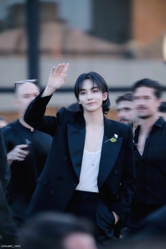 더쿠 - 베를린 생로랑 패션쇼 참석한 세븐틴 정한 사진 모음