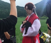 드라마 촬영 도중 품에 강아지 안고서 쓰담쓰담하는 구미호뎐 남자 구미호 이동욱