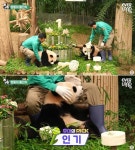 쌍둥이 아기 판다 루이바오와 후이바오 자매가 돌잔치에서 돌잡이로 잡은 이것의 정체