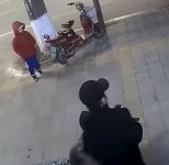 아이 곁으로 굶주린 개떼들 나타나자 엄마가 한 침착한 행동