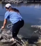 악어떼를 보자마자 뛰어드는 여성...충격적인 이 상황에 숨겨진 진실