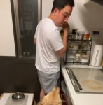 부엌에서 몰래 과자 먹다가 리트리버의 레이더망에 걸린 아빠의 최후