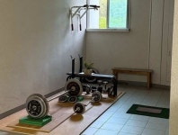 우리 집 앞이 헬스장? 아파트 공용 복도에 운동기구 깐 황당한 이웃