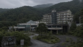 충주 폐리조트서 공포 체험하던 대학생들, 옥상서 30대 시신 발견