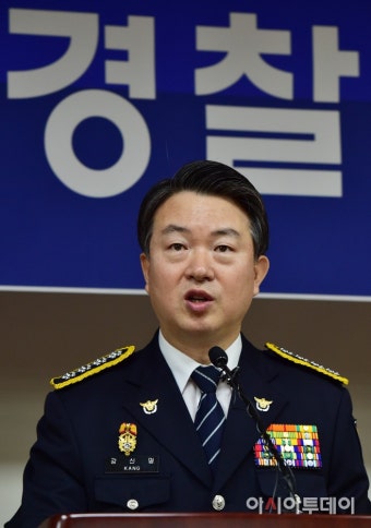 [포토] 이임사하는 강신명 경찰청장 - 아시아투데이 [포토] 이임사하는 강신명 경찰청장