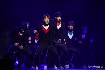 [포토]세븐틴, 디노-에스쿱스 ‘시선 사로잡는 무대’ - 아시아투데이 [포토]세븐틴, 디노-에스쿱스 ‘시선 사로잡는 무대’