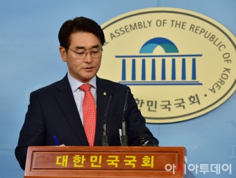 [포토] 기자회견 입장하는 박용진 의원 - 아시아투데이 [포토] 기자회견 입장하는 박용진 의원