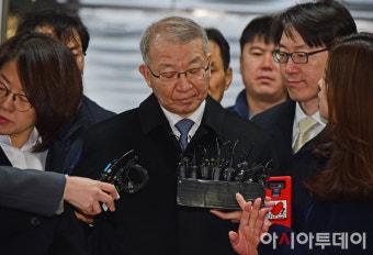[포토] ‘사법농단’ 양승태 영장심사 출석…오늘도 포토라인 패싱 - 아시아투데이 [포토] ‘사법농단’ 양승태 영장심사 출석…오늘도 포토라인...
