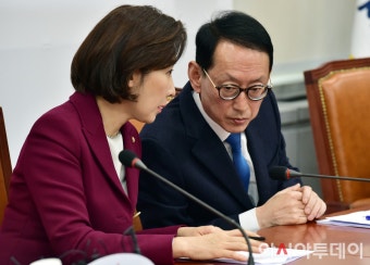 [포토] 김도읍 의원과 대화 나누는 나경원 원내대표 - 아시아투데이 [포토] 김도읍 의원과 대화 나누는 나경원 원내대표