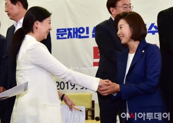 [포토] 배현진 송파을위원장과 인사하는 나경원 원내대표 - 아시아투데이 [포토] 배현진 송파을위원장과 인사하는 나경원 원내대표