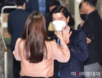 [포토] 민주당 당직자들과 반갑게 인사하는 이해식 당선인 - 아시아투데이 [포토] 민주당 당직자들과 반갑게 인사하는 이해식 당선인