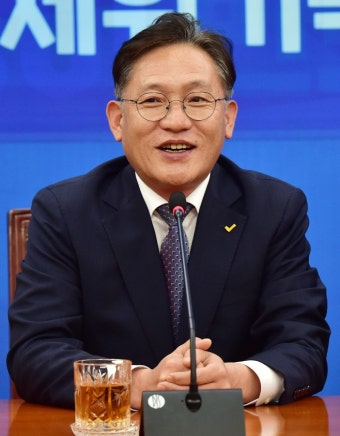 열린민주당 대표에 최강욱…정의당 원내대표에 배진교 - 아시아투데이 열린민주당 대표에 최강욱…정의당 원내대표에 배진교