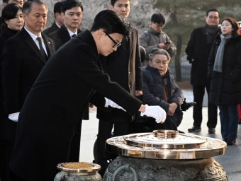 한동훈, 창원 민주묘지 참배 “3·15 의거정신 본받아 좋은 정치 하겠다 - 국민의힘 마이너 갤러리